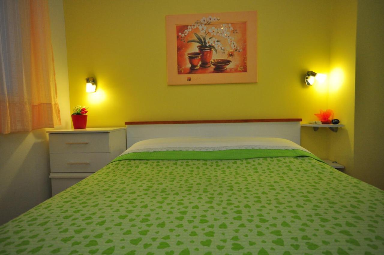 Tri Palme Apartman Prvic Sepurine Kültér fotó