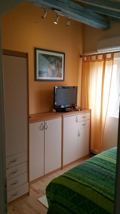 Tri Palme Apartman Prvic Sepurine Kültér fotó